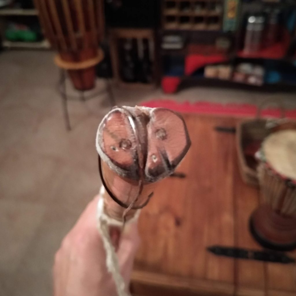 Positioning of the leather cap of the berimbau